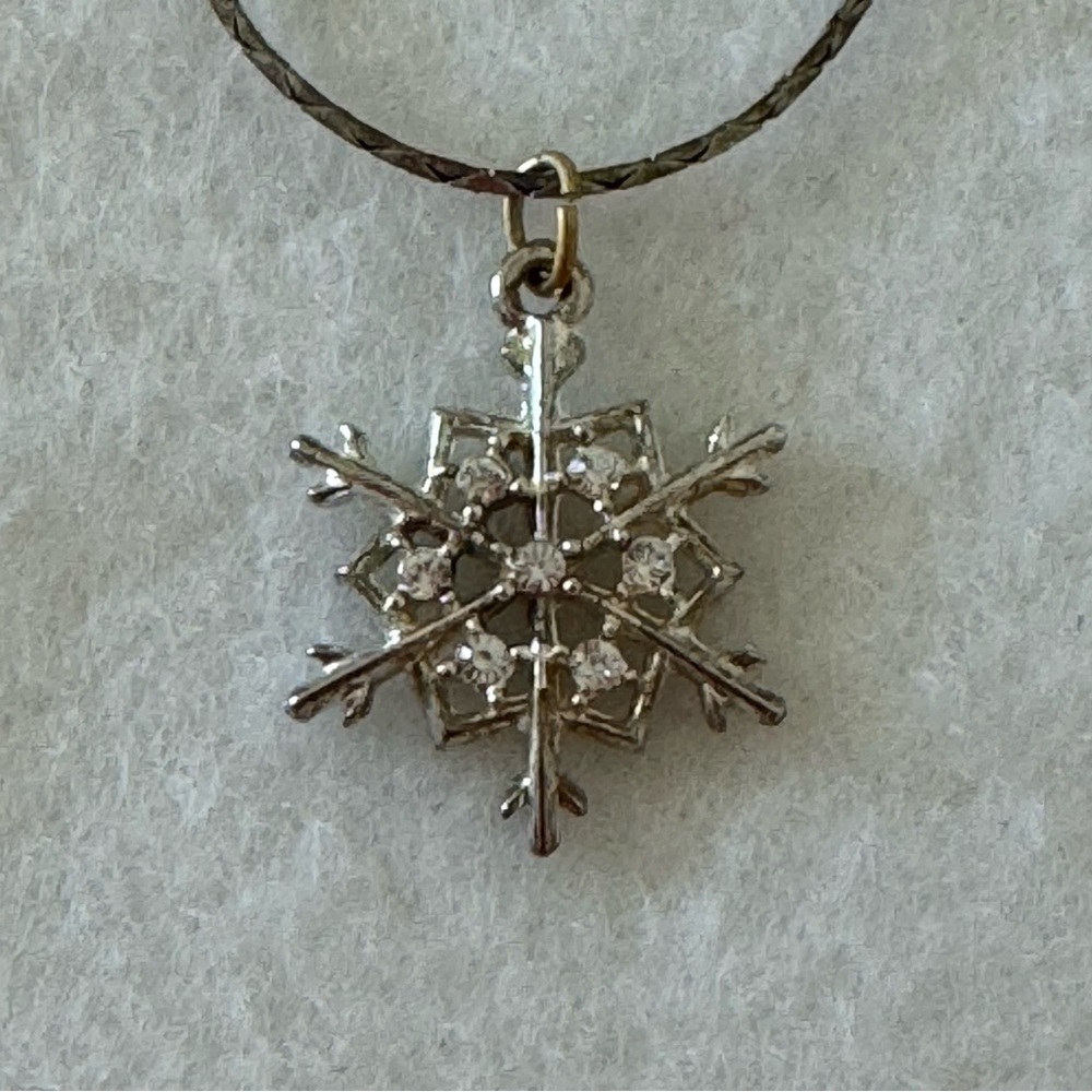 Vintage Silver Diamond Rhinestone Snowflake Charm Pendant Vintage Necklace - Picture 4 of 13